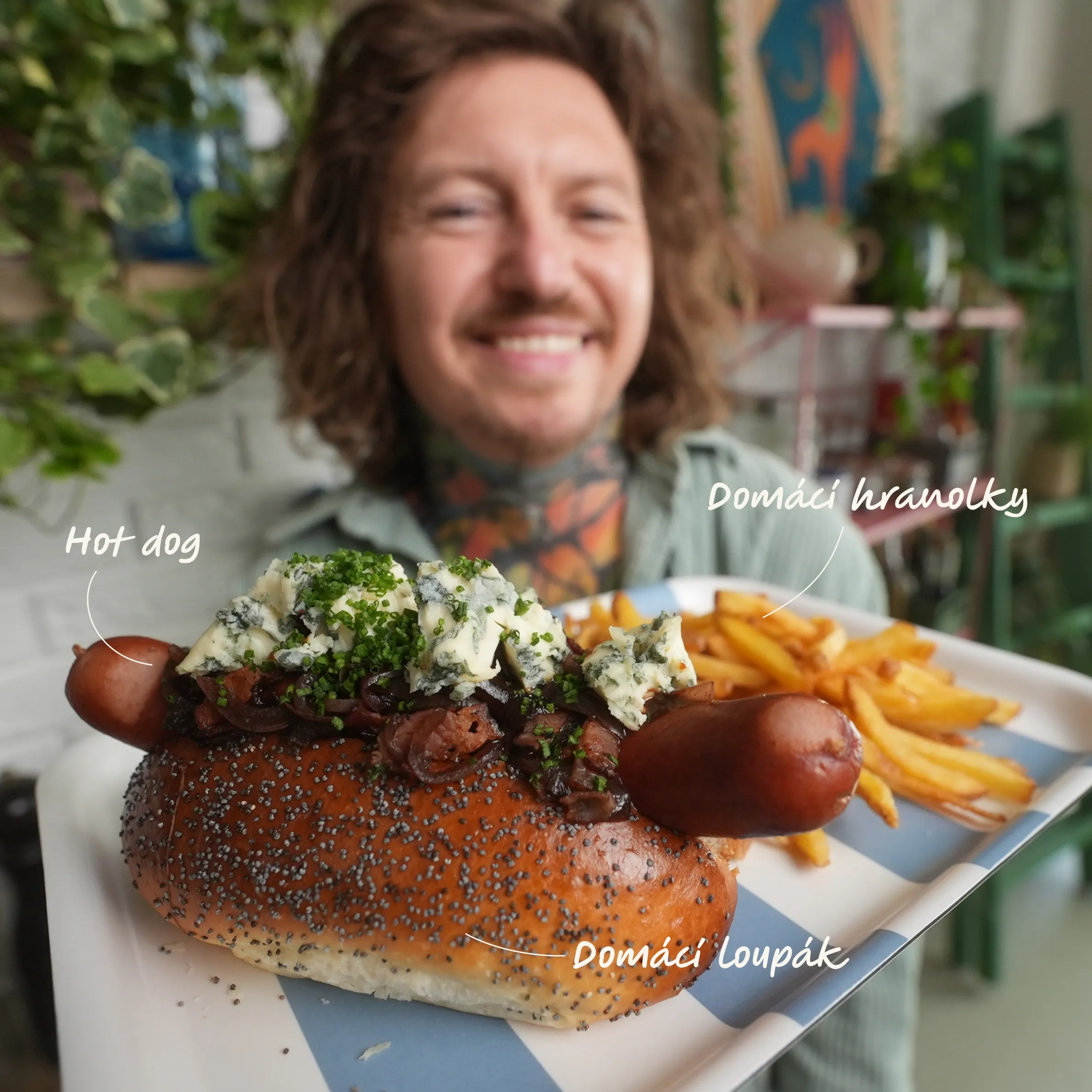 Přemek Forejt drží hot dog