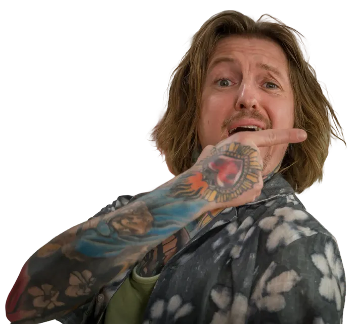 Přemek zděšeně ukazuje za sebe